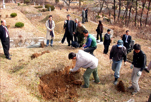 임용진씨 의문사 조사를 위해 그의 묘를 개장하고 있다. 2003.11.19